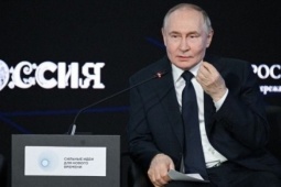 Giây phút ông Putin rời sự kiện giữa chừng để điện đàm với ông Trump
