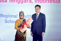Học sinh Tiểu học tại Indonesia  ' biến rác thải thành chữ ' 