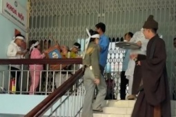 Tố bác sĩ tắc trách, người nhà làm náo loạn Trung tâm y tế để lễ 'trục vong'