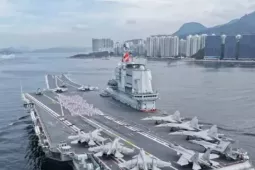 Người dân Hồng Kông  ' đổ xô '  xem tàu sân bay Trung Quốc