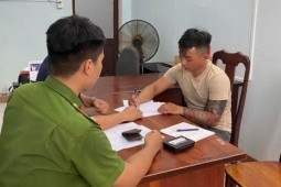 Kẻ cướp phục sẵn tại nhà vệ sinh lúc rạng sáng cướp tiền của một phụ nữ