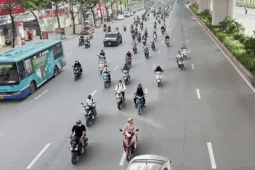 Ngày đầu phân làn ở đường Phạm Văn Đồng, xe máy tràn vào đi chung cùng ô tô