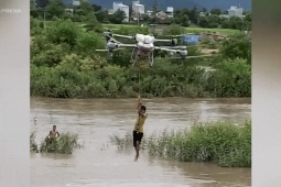 Anh nông dân kể phút quyết định dùng drone cứu hai bé giữa dòng lũ
