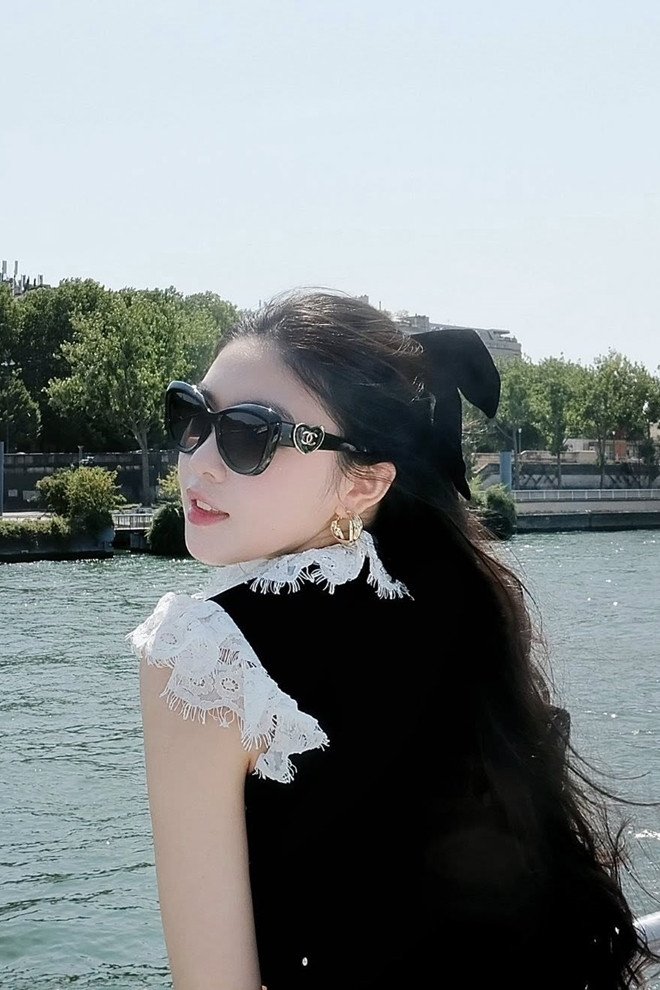 Con gái MC Quyền Linh &#39;đẹp phát sáng&#39; như công chúa Disney ở châu Âu - 3