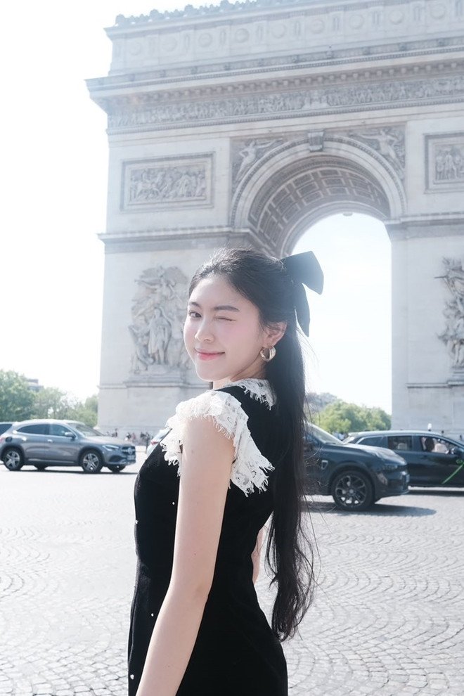 Đặc biệt ấn tượng là những tấm ảnh tại Paris, nơi Lọ Lem dạo bước bên bờ sông Seine với tháp Eiffel làm background. Ánh mắt tươi tắn và nụ cười rạng rỡ của cô cho thấy những cảm xúc tích cực trong chuyến đi này.