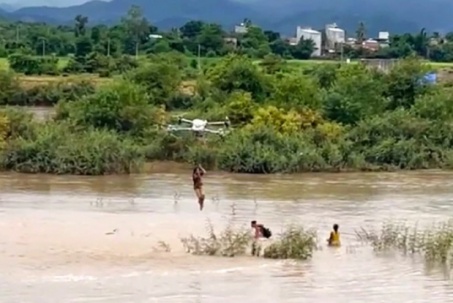 Máy bay không người lái được thiết kế thế nào để cứu được người trong nước lũ?