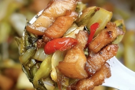 Cách làm ba chỉ kho dưa đậm vị, hao cơm