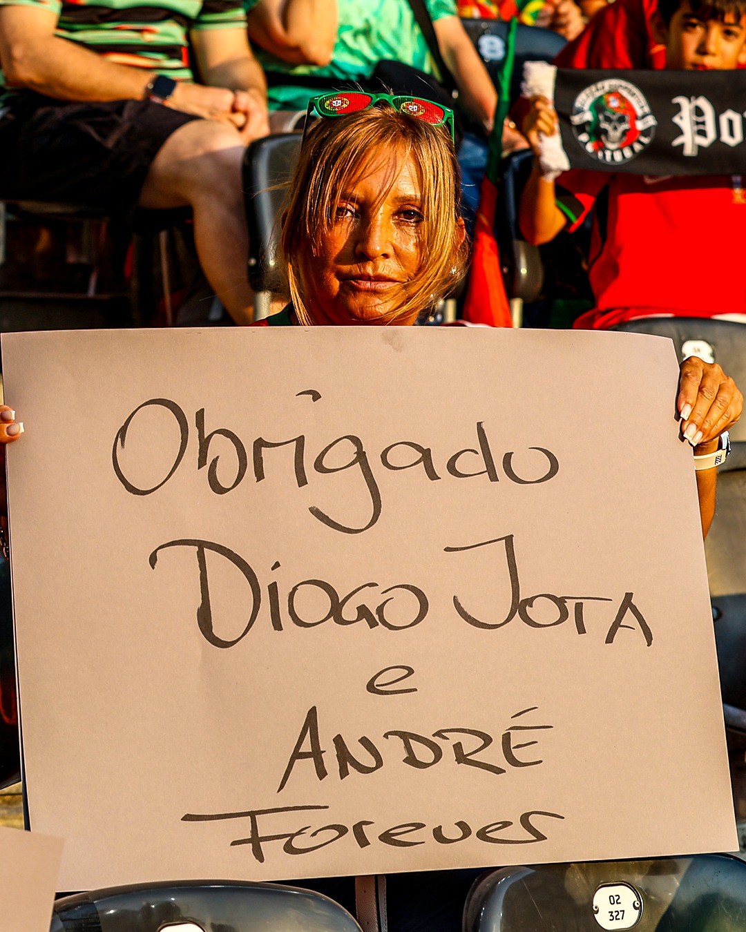 Thế giới bóng đá tưởng nhớ Jota: Ca khúc của Liverpool phát khắp Bồ Đào Nha, phút mặc niệm tại EURO nữ - 5