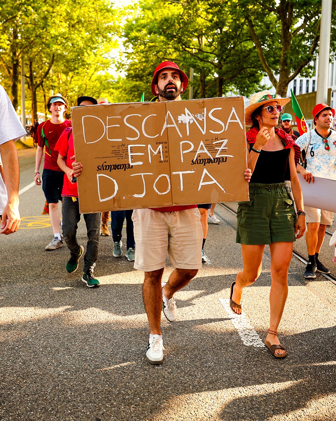 Fan BĐN cùng những biểu ngữ chúc Jota và em trai yên nghỉ