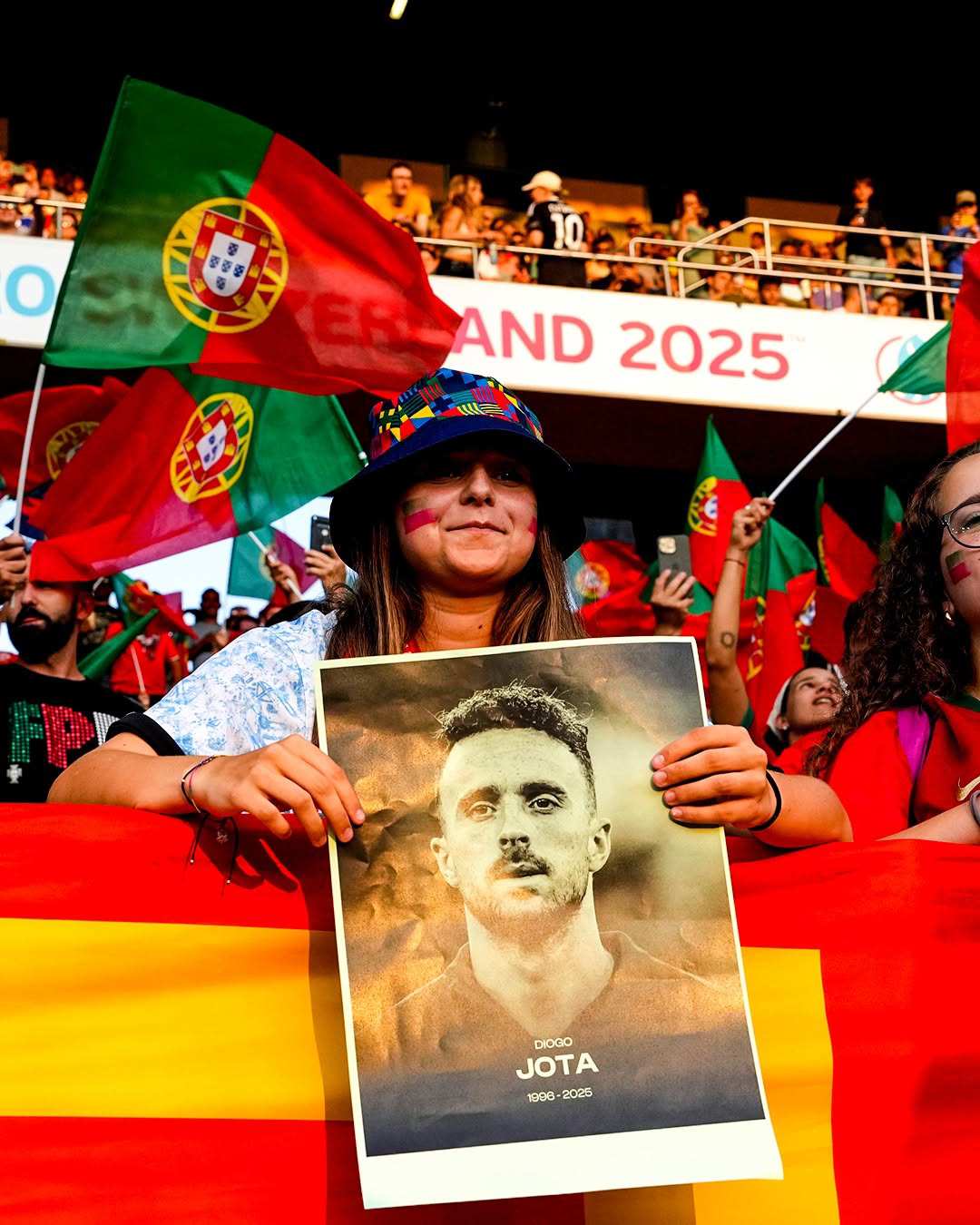 Thế giới bóng đá tưởng nhớ Jota: Ca khúc của Liverpool phát khắp Bồ Đào Nha, phút mặc niệm tại EURO nữ - 7