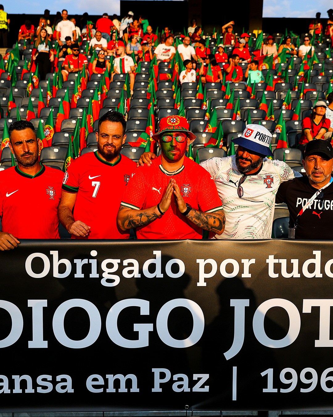 Thế giới bóng đá tưởng nhớ Jota: Ca khúc của Liverpool phát khắp Bồ Đào Nha, phút mặc niệm tại EURO nữ - 4