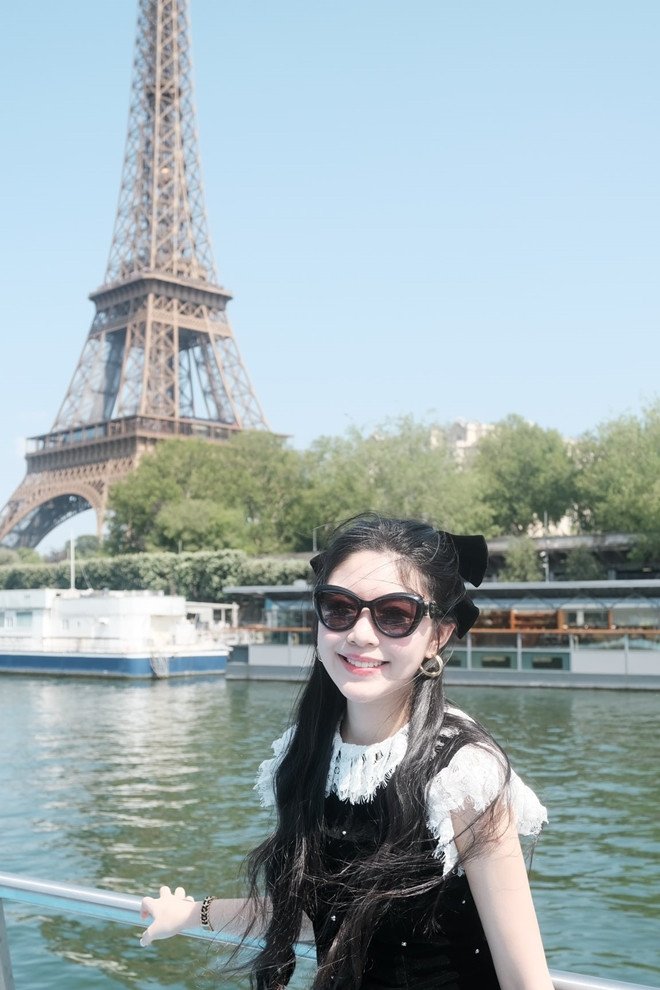 Đáng chú ý, Lọ Lem còn khéo léo phối hợp phụ kiện như túi cói mây, mắt kính thời trang và nơ tóc, tạo nên những set đồ vừa trendy khi đến tham quan các địa danh nổi tiếng.