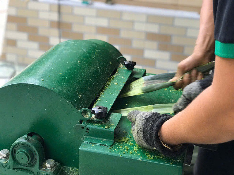 Anh Nam đã nghiên cứu thành công máy tách xơ dứa và đưa vào vận hành.