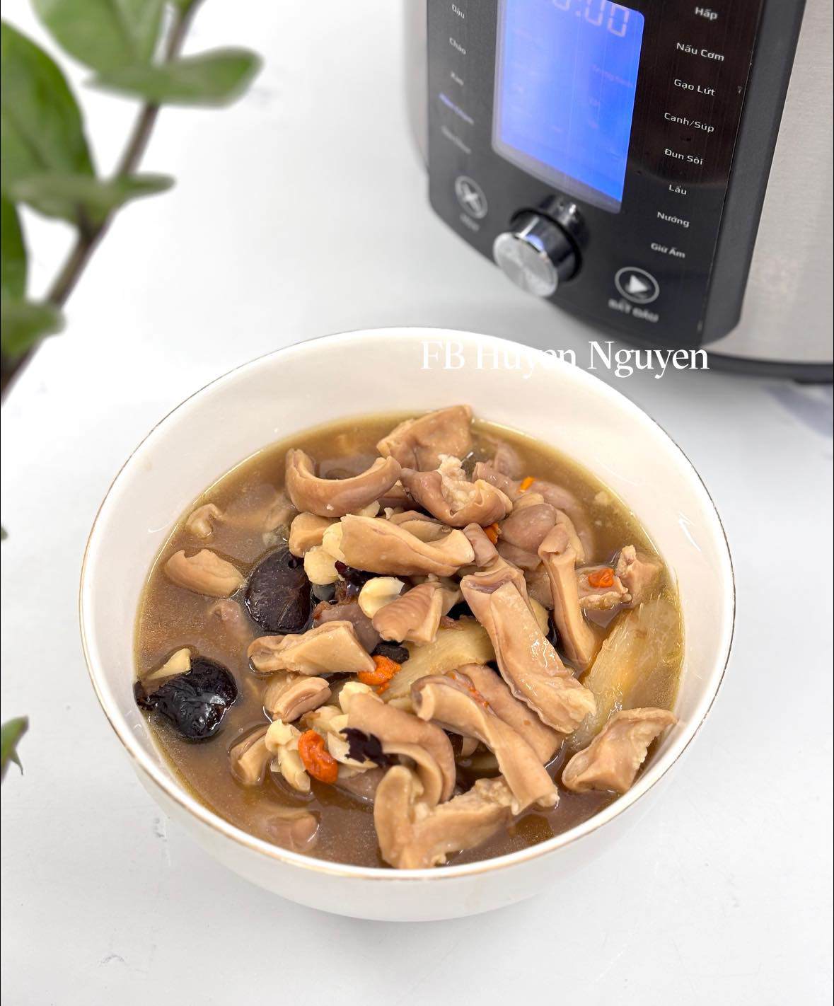 Nếu thay nước lọc bằng nước dừa, món ăn sẽ càng thơm ngọt, hấp dẫn.