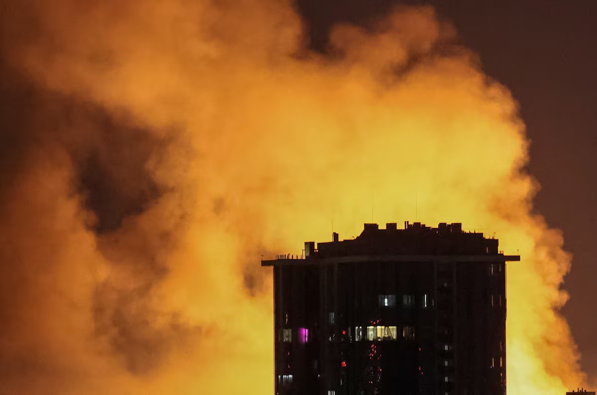 Khói lửa bốc lên ở thủ đô Kiev, Ukraine, khi Nga phóng hàng loạt tên lửa và UAV (ảnh: Reuters)