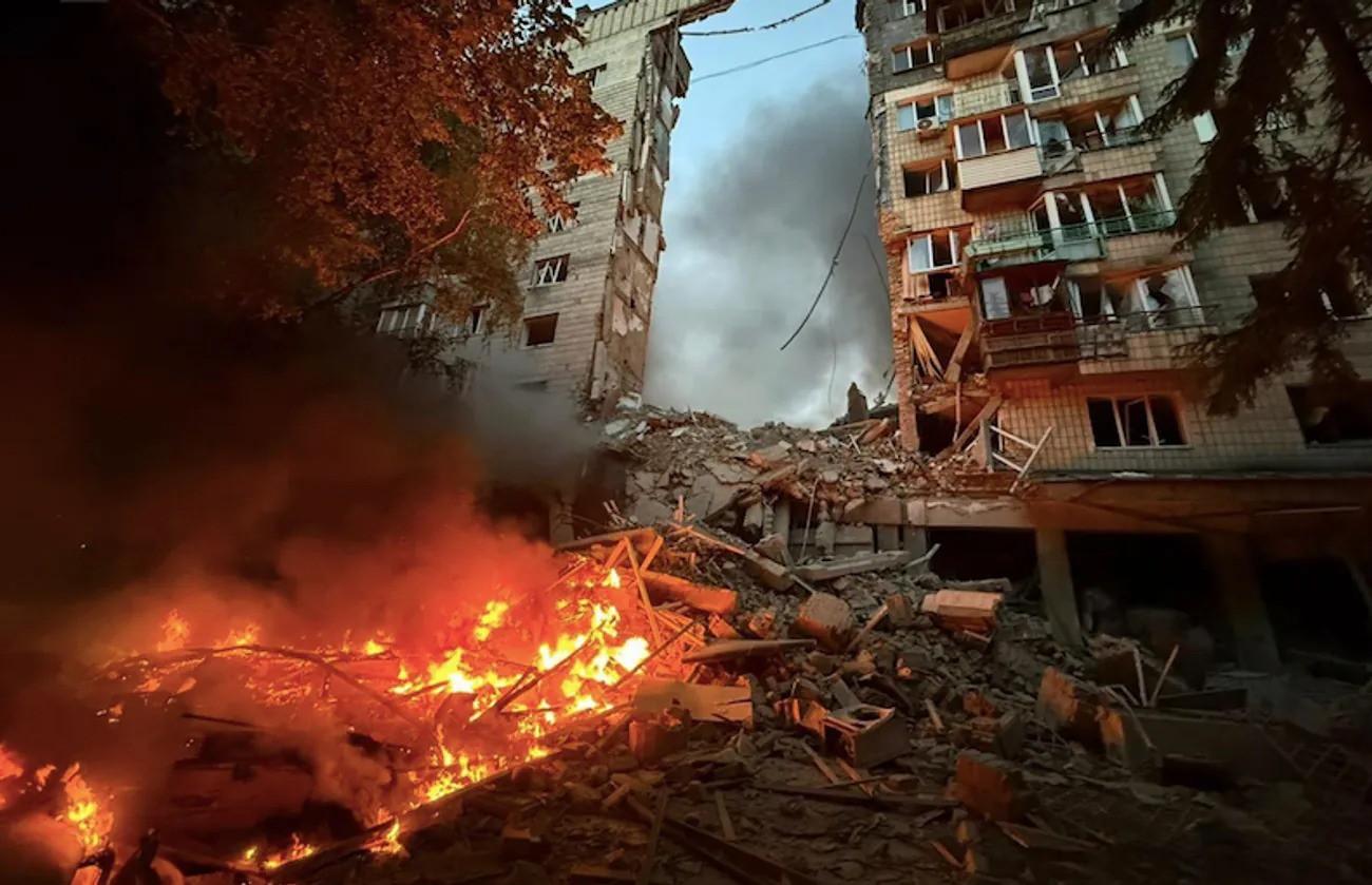 Một tòa nhà ở Kiev bị thiệt hại trong xung đột Nga - Ukraine. Ảnh: Kyiv SES