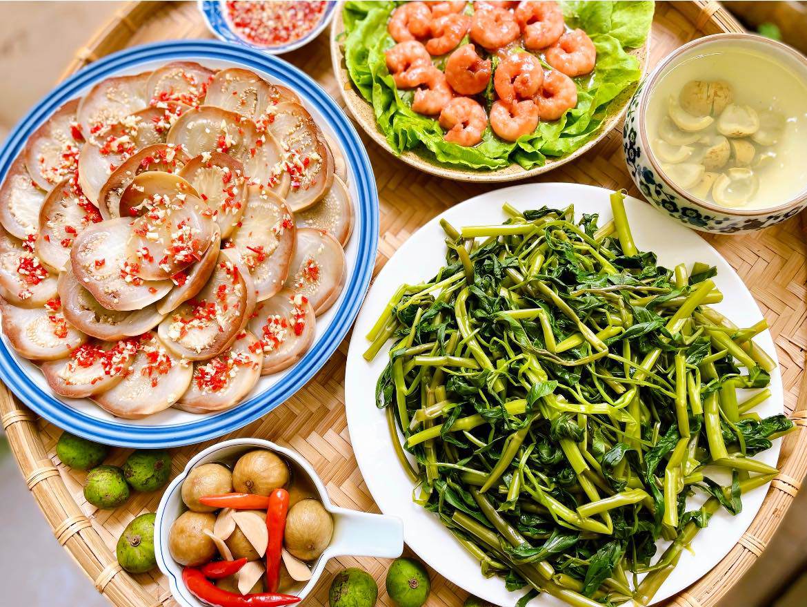 Tôm nõn xốt chua ngọt + Rau muống luộc + Sấu ngâm mắm ớt + Canh nước rau luộc dầm sấu + Cà bát hấp rưới nước mắm ớt tỏi