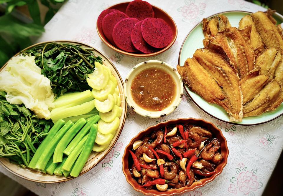 Rau luộc chấm kho quẹt + Khô cá đù chiên chấm mắm me + Thanh long