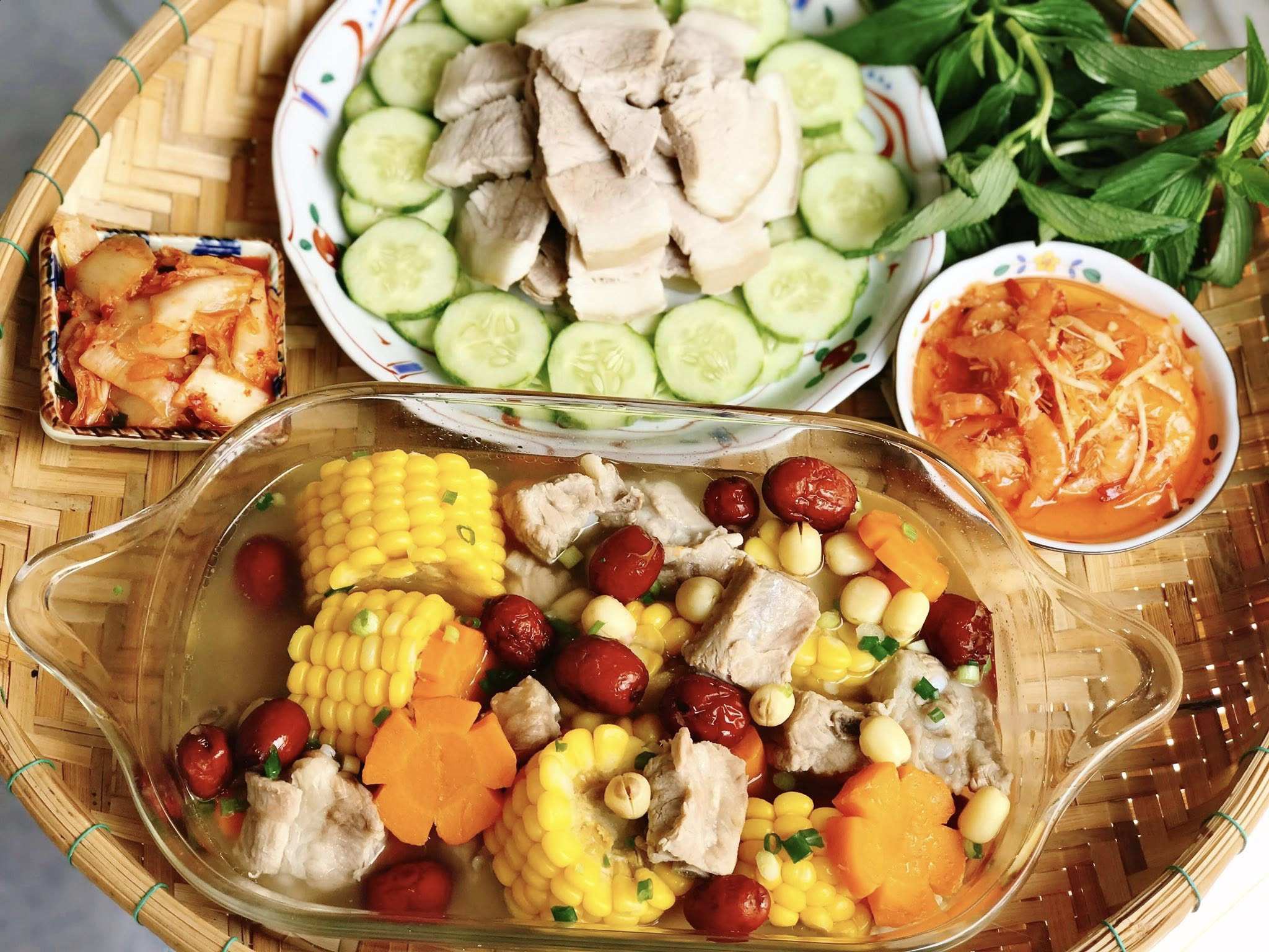 Thịt luộc chấm&nbsp;tôm chua + Kim chi cải thảo + Canh sườn hầm hạt sen, táo đỏ