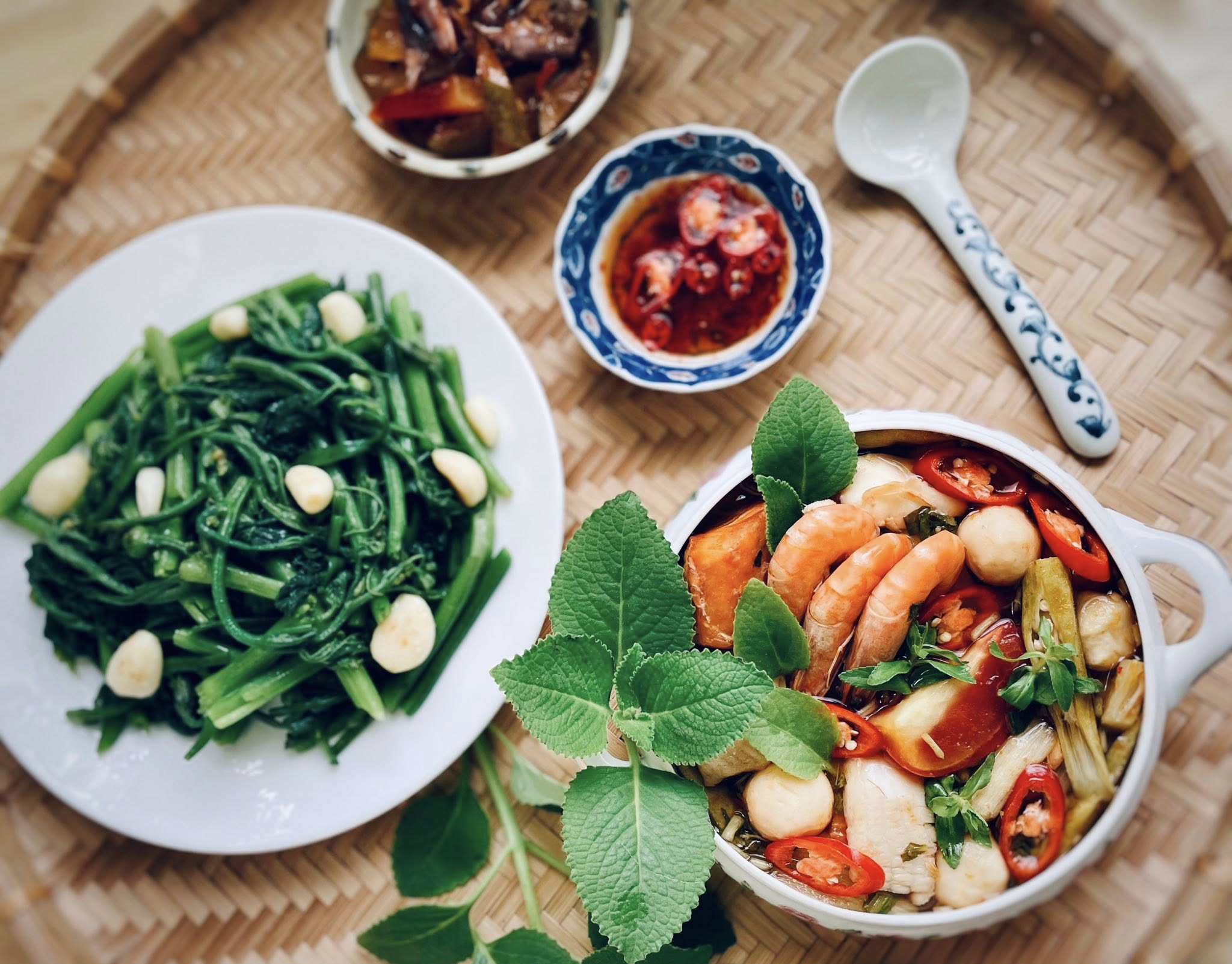 Đọt bí xào tỏi + Dưa mắm miền Tây + Canh chua hải sản&nbsp;