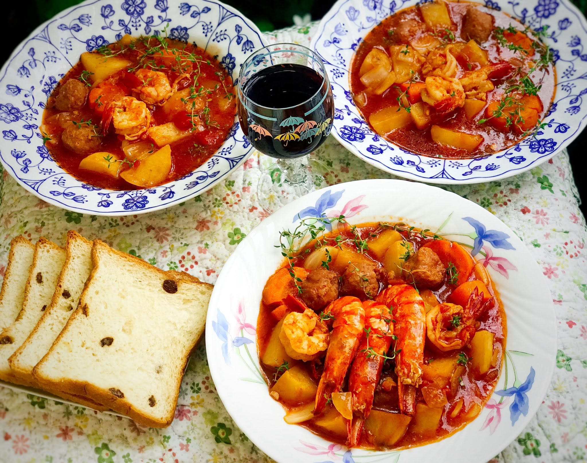 Tôm,&nbsp;thịt viên sốt vang&nbsp;