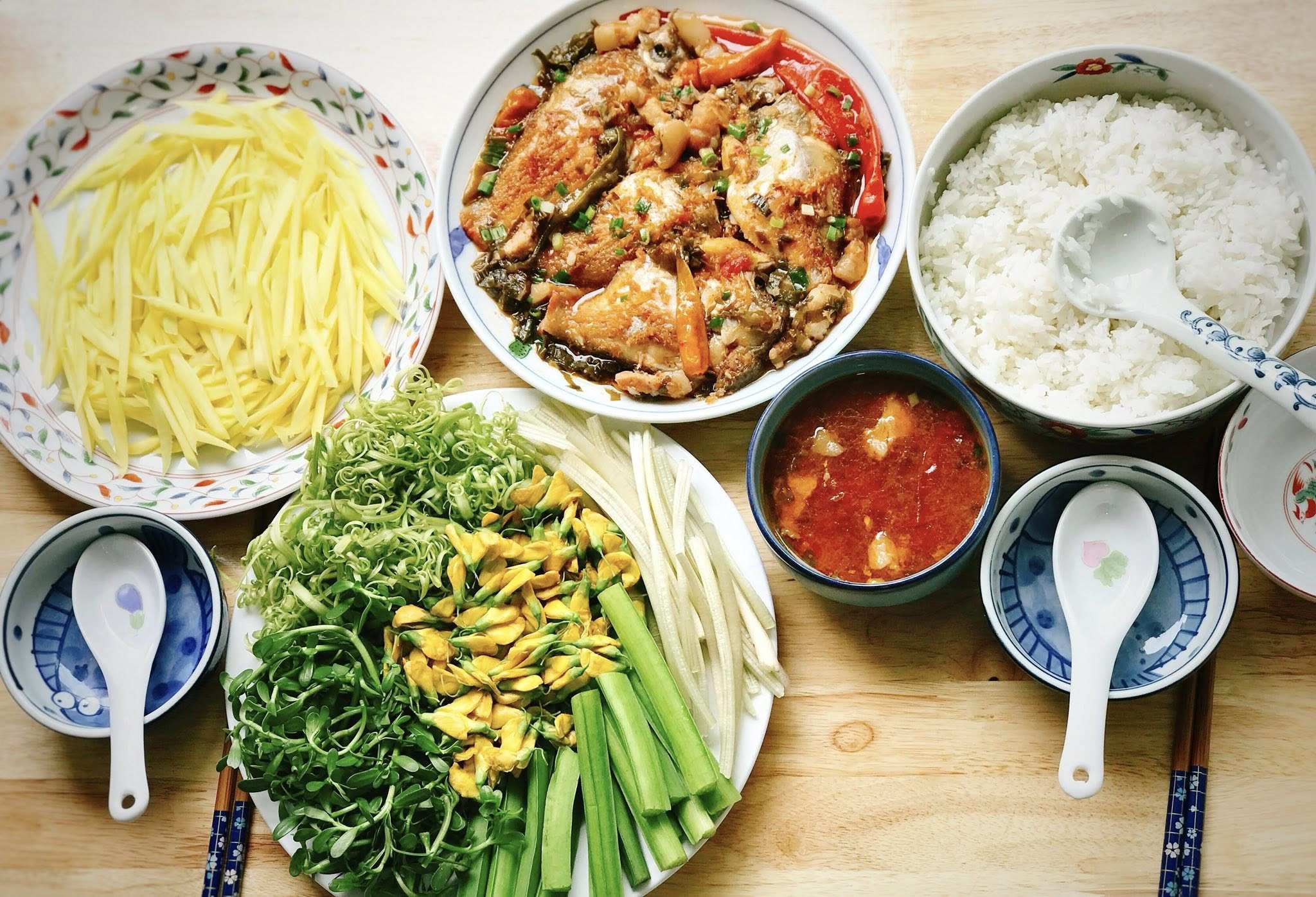 Cá he kho + Rau sống&nbsp;chấm nước kho cá