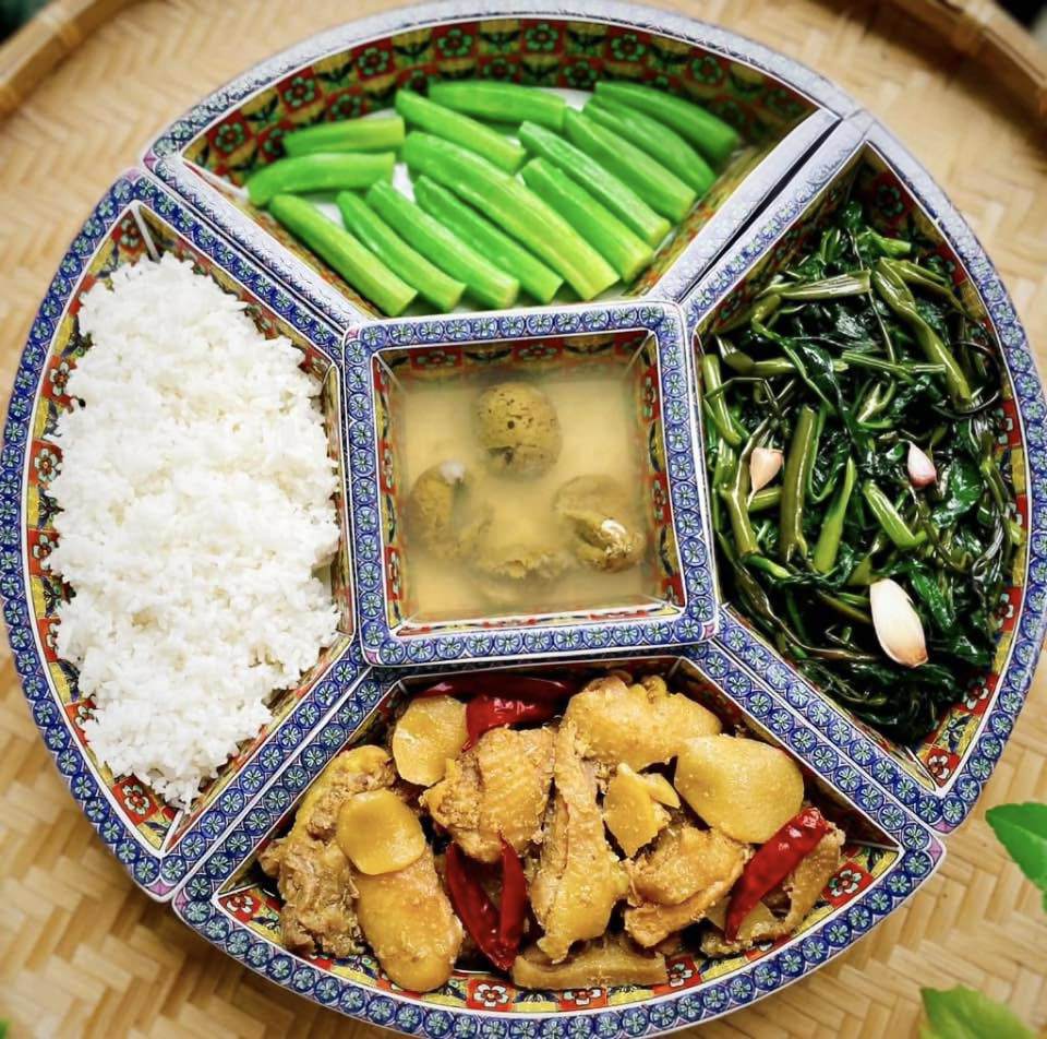 Đậu bắp luộc + Rau muống xào tỏi + Gà đồi kho gừng + Canh nước rau luộc dầm sấu