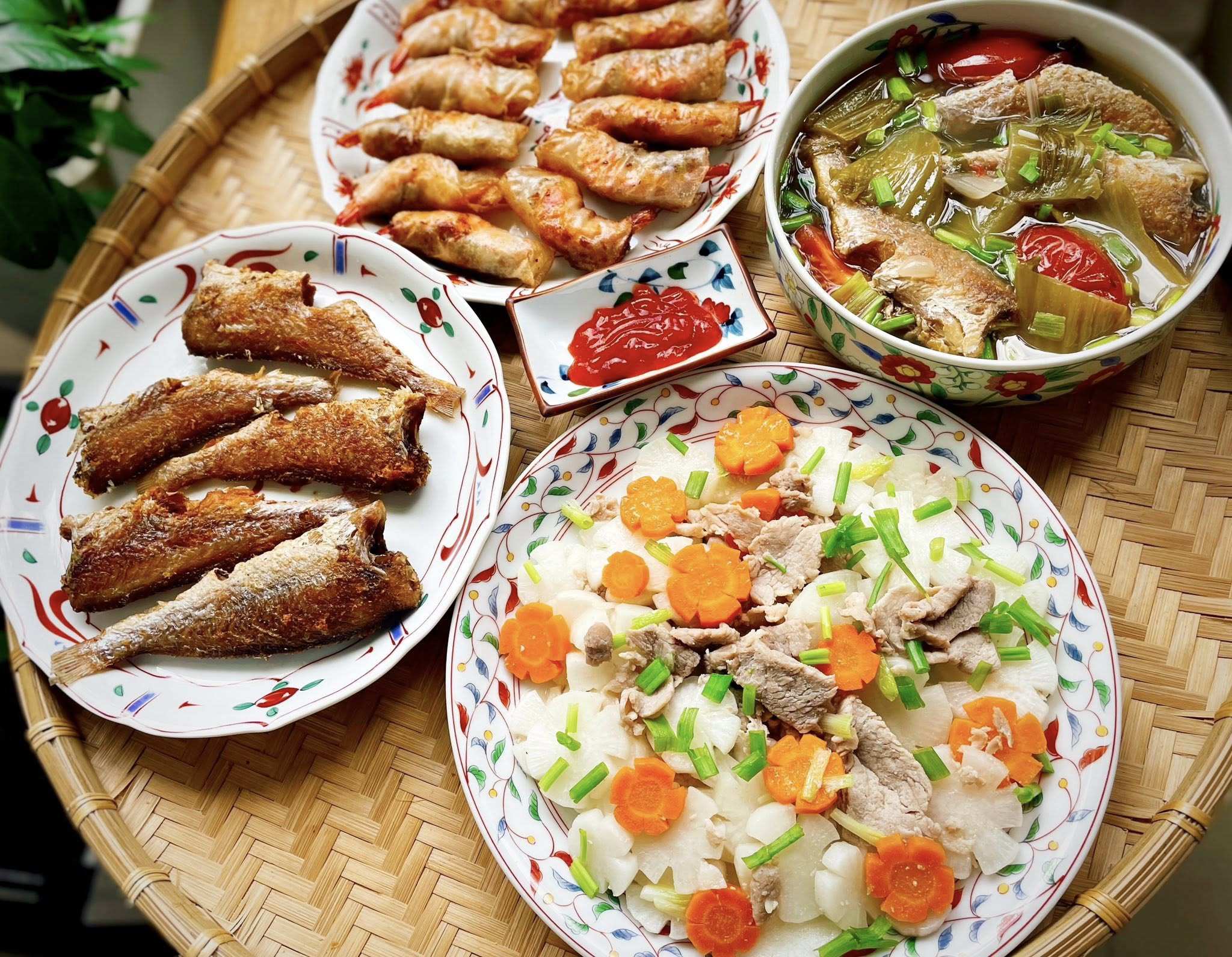 Chả giò chấm tương ớt + Bò xào củ cải, cà rốt + Khô cá đù chiên giòn + Canh dưa cải chua nấu với khô cá đù