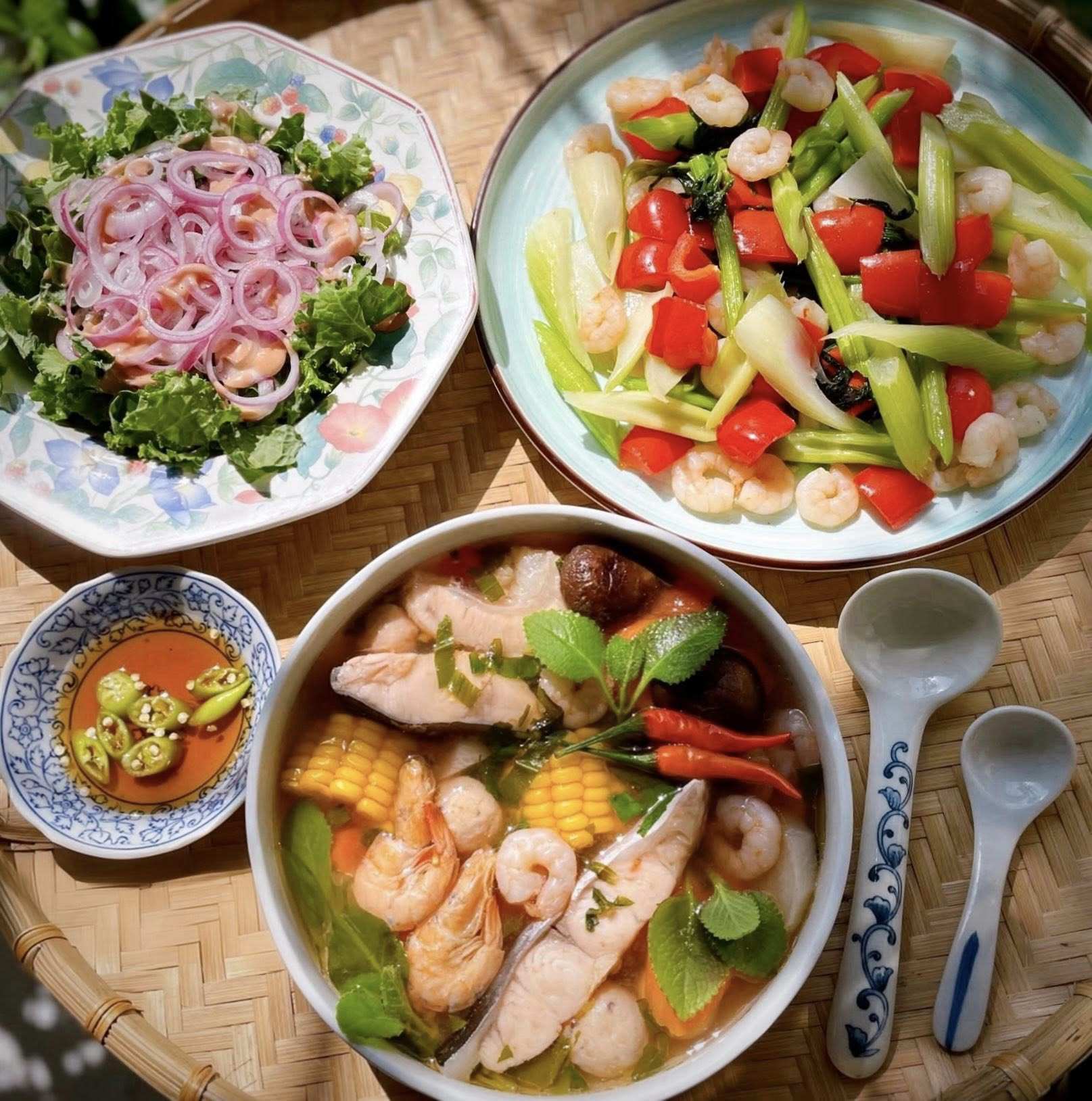 Salad cải kale - cá ngừ ngâm dầu + Tôm xào cần tây, ớt chuông + Canh chua hải sản