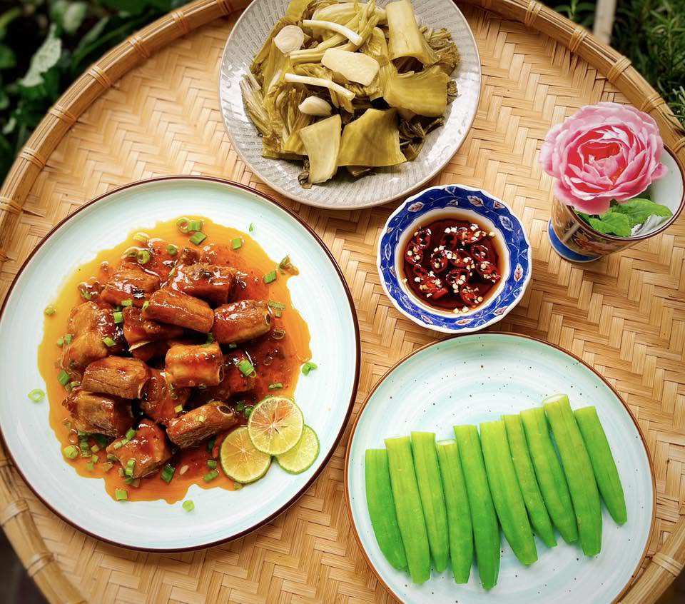 &nbsp;Đậu bắp luộc&nbsp;chấm mắm ớt + Dưa cải chua + Sườn xốt chua ngọt