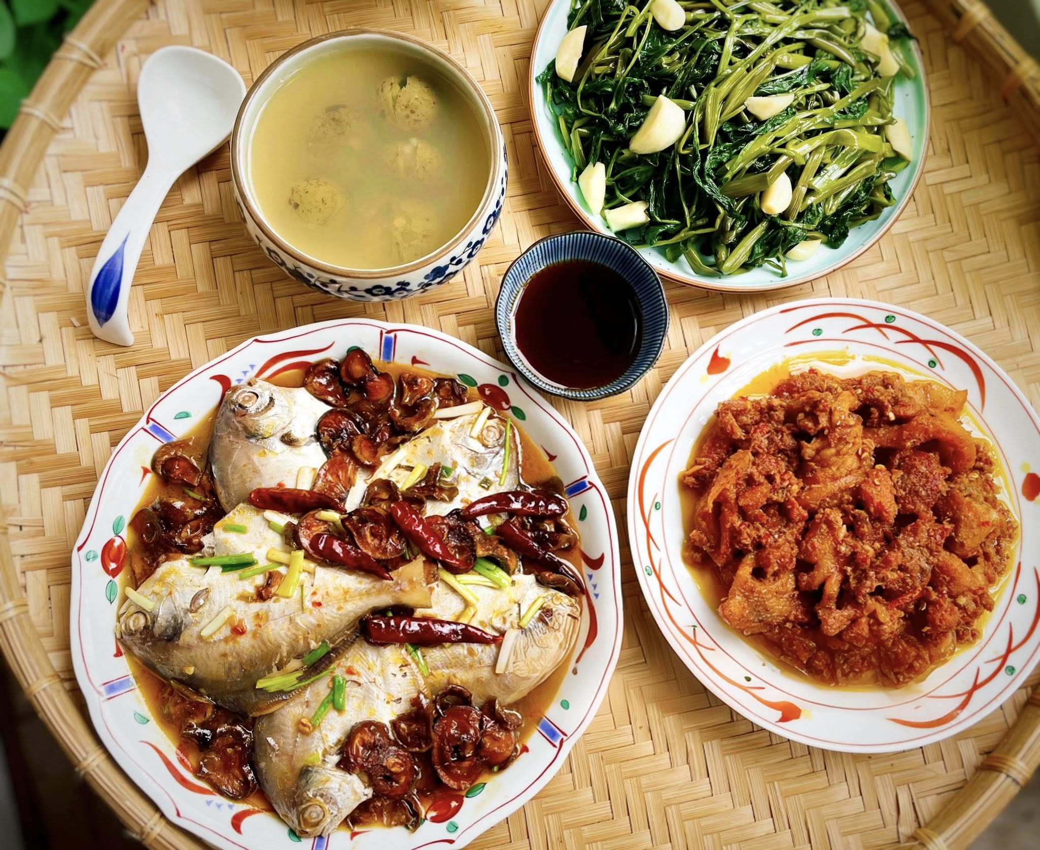 Rau muống xào tỏi + Thịt heo xào sa tế + Cá chim kho + Canh nước rau luộc dầm sấu