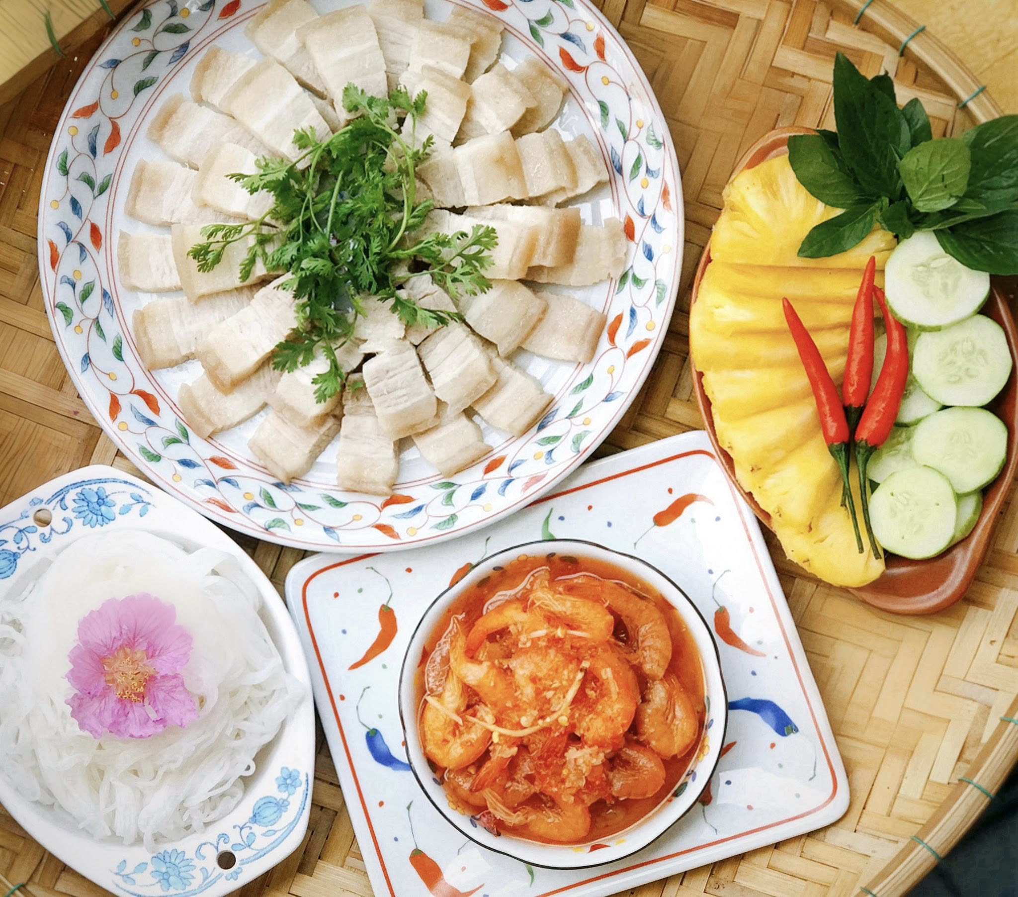 Thịt luộc, tôm chua ăn kèm bún
