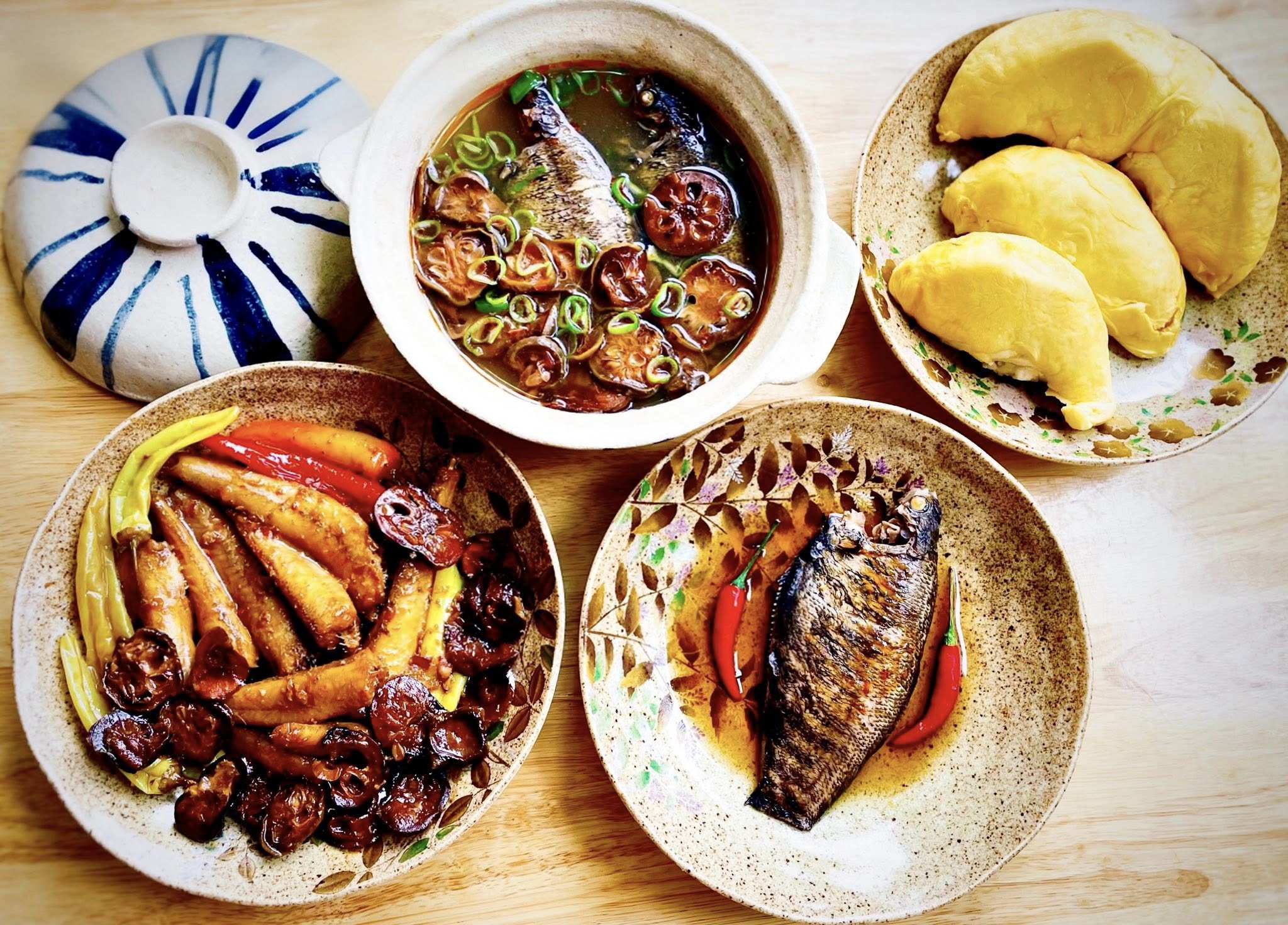 Cá bống kho với quả chay khô + Canh chua cá sặc nấu với quả chay khô