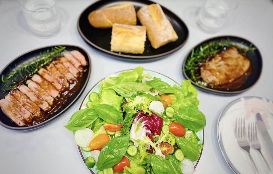 Salad rau quả + Bò bít tết ăn kèm bánh mì
