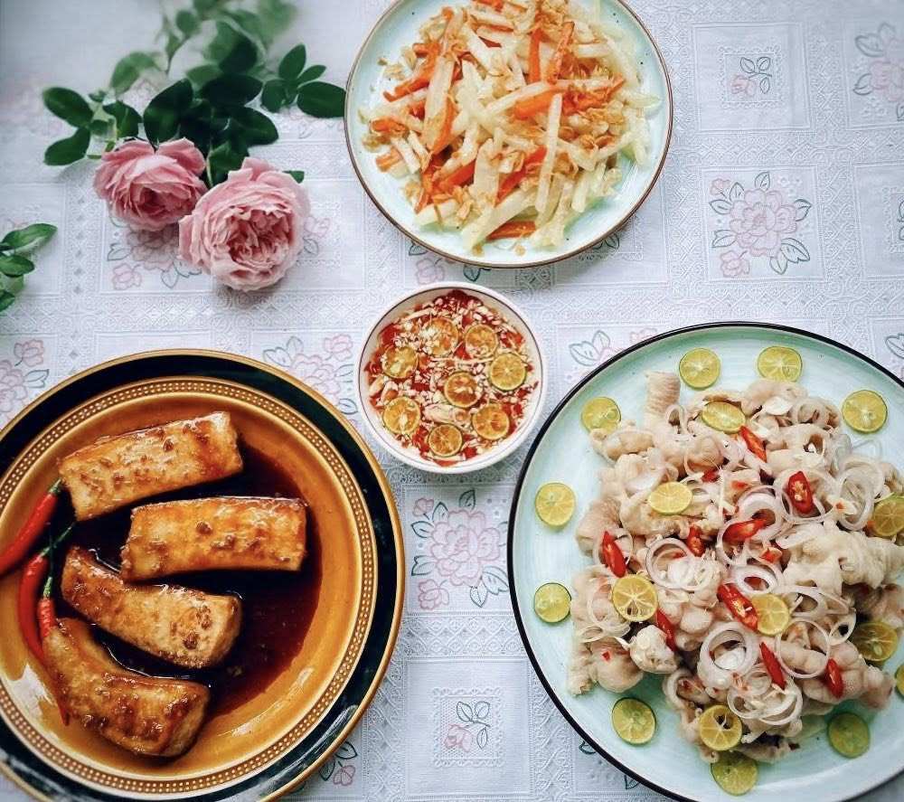 &nbsp;Su hào, cà rốt xào + Chân gà rút xương ngâm sả tắc+ Cá cờ xốt tương Nhật