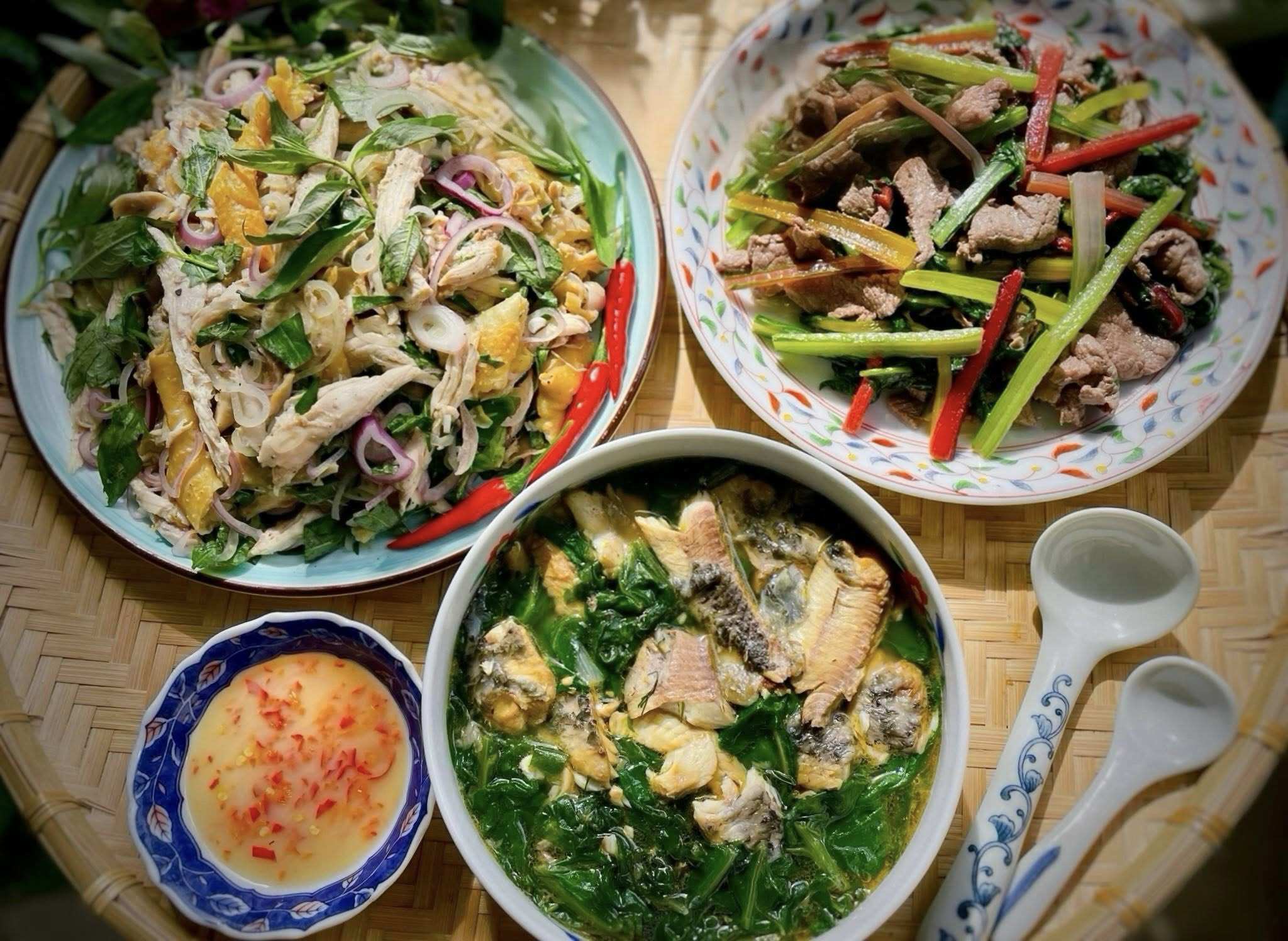 Gỏi gà bóp rau răm + Bò xào cải cầu vồng + Canh cá rô, cải cầu vồng