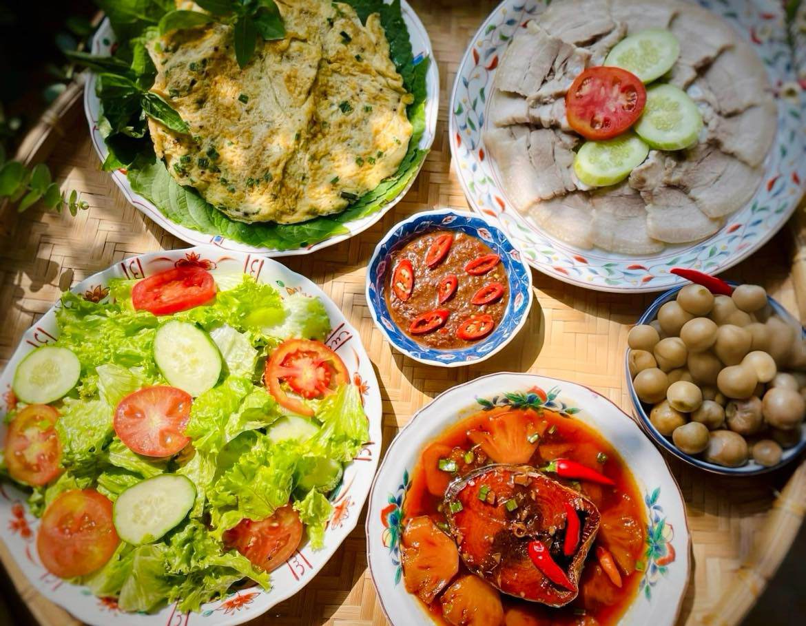 Salad dầu giấm + Trứng chiên thịt + Cá ngừ kho thơm + Thịt luộc, cà pháo,&nbsp;mắm tép