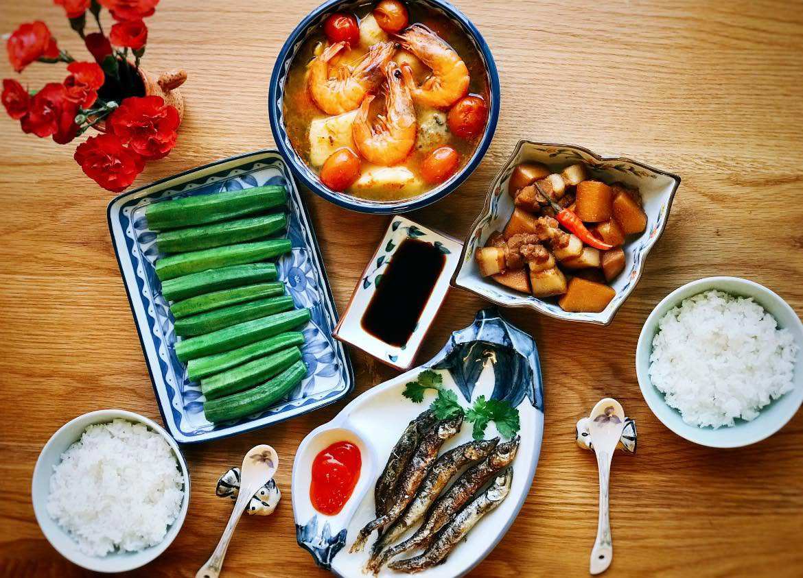 Đậu bắp luộc chấm nước tương + Cá trứng nướng + Thịt kho củ cải + Canh chua hải sản