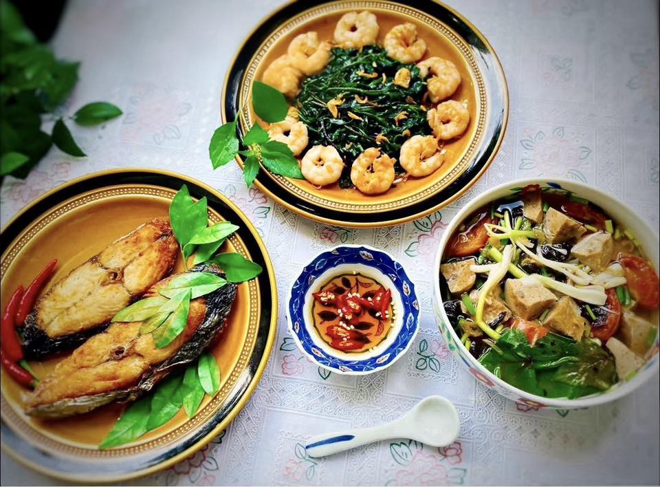 Tôm nõn xào rau rừng + Cá thu một nắng nướng lá chanh + Canh chua bò viên nấu lá bụp giấm