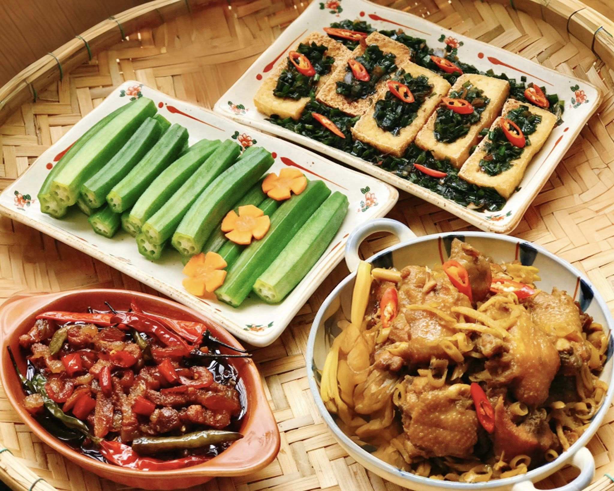 Đậu rán tẩm hành + Đậu bắp luộc&nbsp;chấm kho quẹt + Gà xào sả ớt