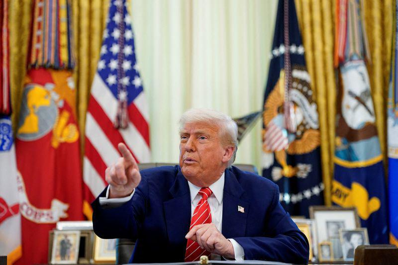 Tổng thống Trump sẽ áp thuế hàng loạt và gửi thư thông báo thuế quan tới các nước từ thứ Sáu - 1