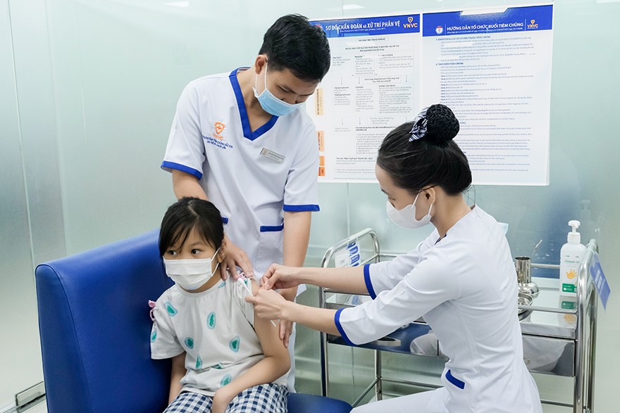 Chị Phương Tâm đưa hai con tiêm vắc xin não mô cầu thế hệ mới tại Trung tâm tiêm chủng VNVC Hoàng Văn Thụ (TP HCM). Ảnh: Mộc Thảo