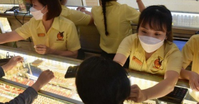 Giá vàng hôm nay, 4-7: Bất ngờ đảo chiều lao dố...