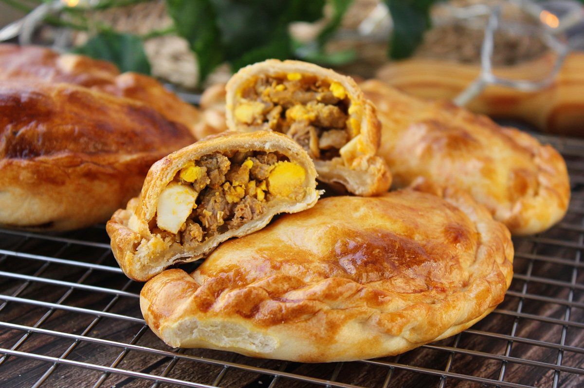 Empanadas tucumanas lại là món ăn chính của người&nbsp;Argentina, thường được thưởng thức cùng rượu vang