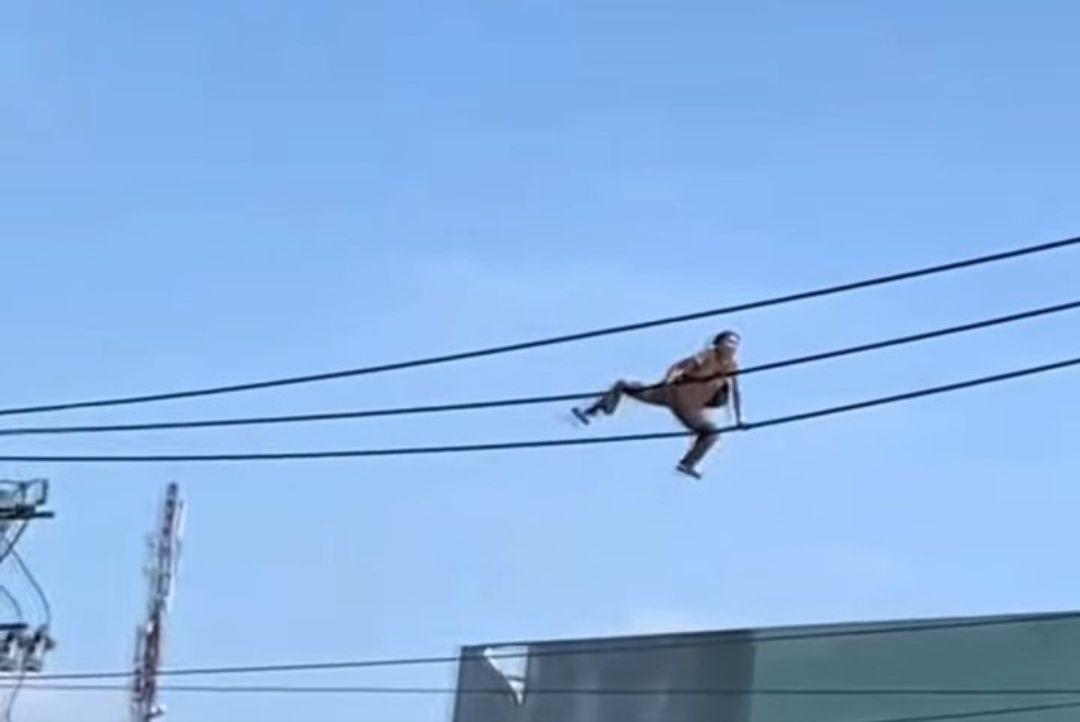 Clip: Một phụ nữ &#39;làm người nhện&#39; trên đường dây điện hạ thế ở TP.HCM - 1