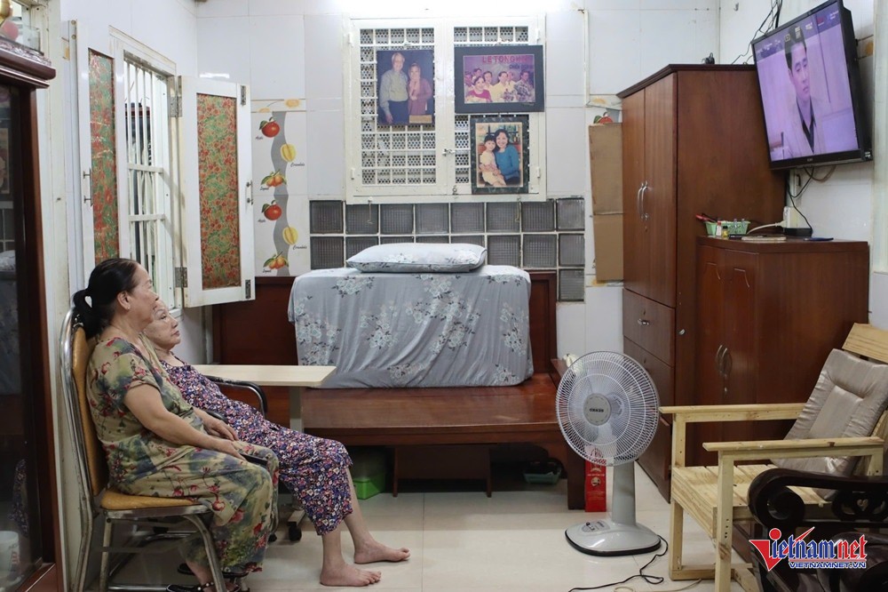 Do sức khỏe yếu, nghệ sĩ Hồng Nga giờ cần người cho ăn từng thìa cơm mỗi ngày.