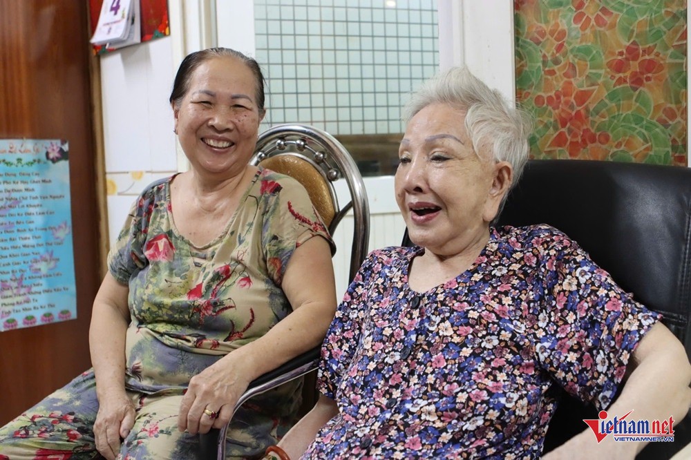 Cô Bảy và nghệ sĩ Hồng Nga.