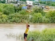 Tin tức trong ngày - Chủ tịch tỉnh Gia Lai tặng bằng khen cho anh nông dân dùng máy bay cứu người
