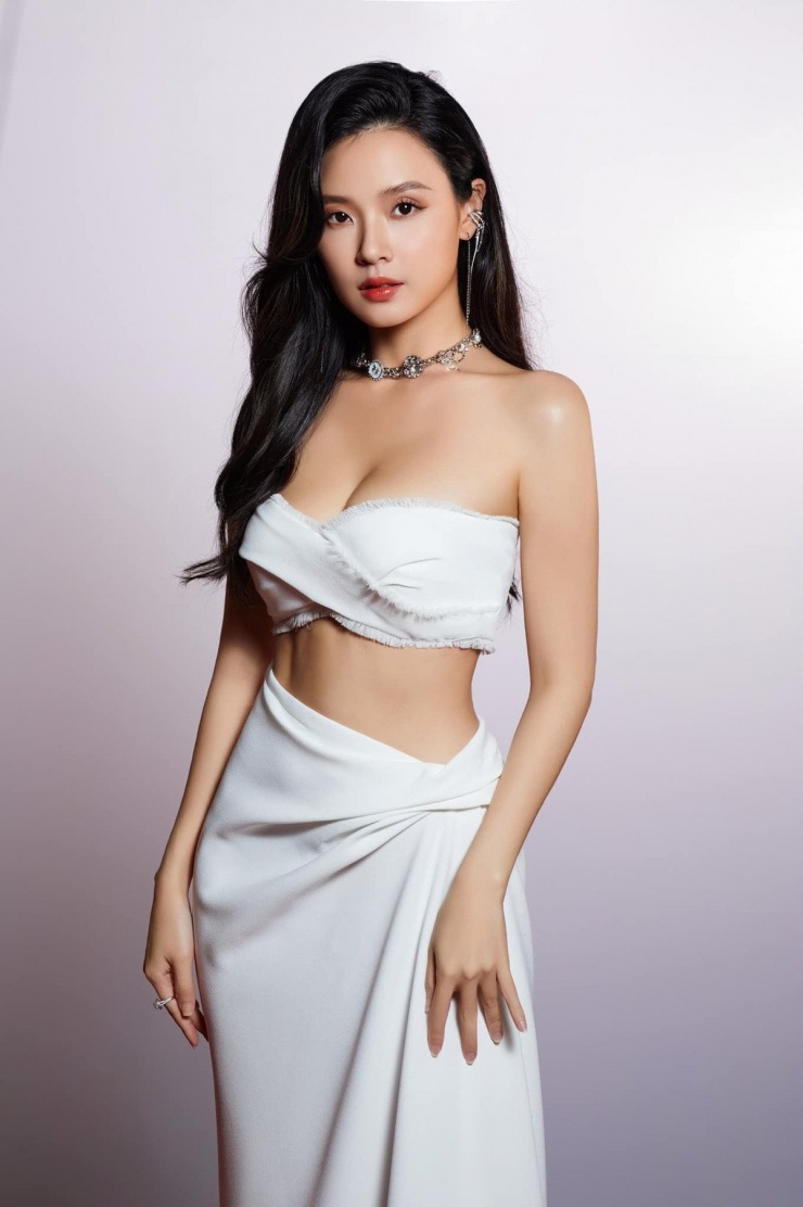 Nếu phải chọn một cái tên đại diện cho "vẻ đẹp không tuổi" của showbiz Việt, rất nhiều người sẽ gọi tên Midu. Dù đã 35 tuổi, nữ diễn viên - giảng viên vẫn giữ được visual trong trẻo, vóc dáng gọn gàng và thần thái cuốn hút như gái đôi mươi.