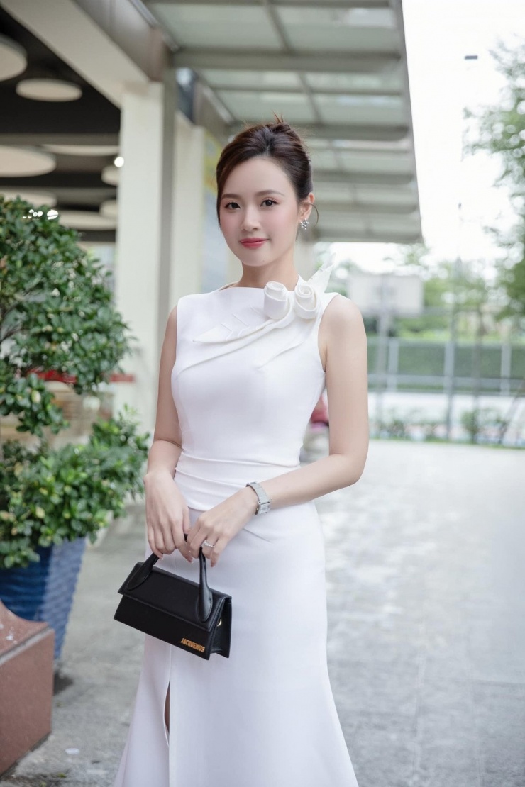 Midu không phải ăn kiêng kham khổ, càng không phải "dao kéo", nữ giảng viên nổi tiếng khắp cõi mạng này chọn cách đẹp lên một cách bền vững nhất: chăm vận động và chơi thể thao.